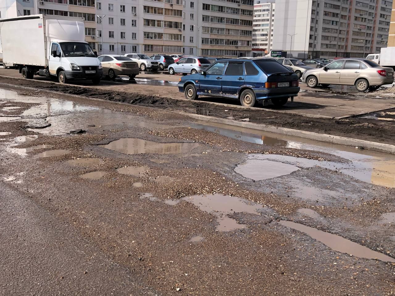 Вместе снегом растаял и асфальт: В Челнах жители 65 комплекса жалуются на плохие дороги