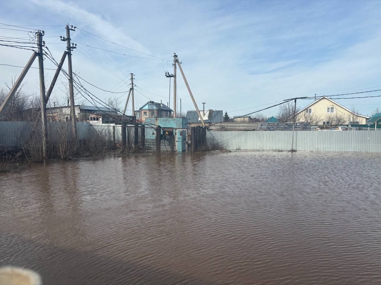 Под Челнами большая вода добралась до СНТ «Отделочник»