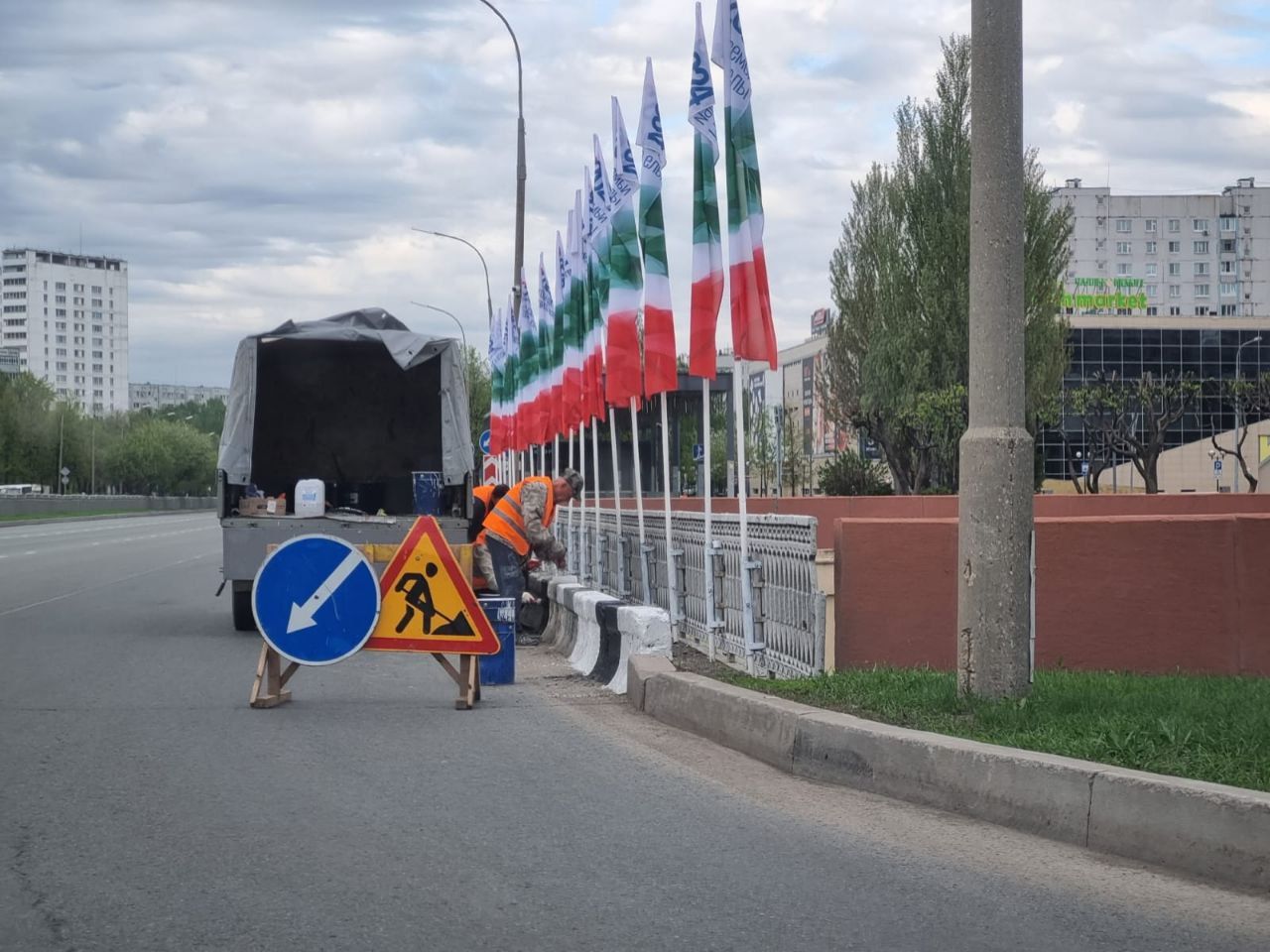 На улицах Челнов сотрудники «ПАДа» проводят ремонт остановок