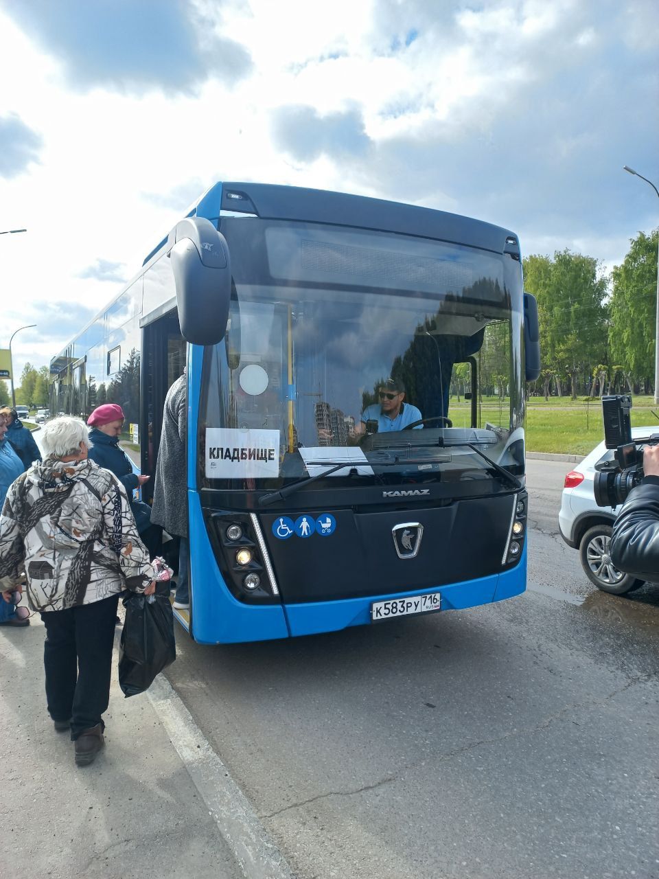 Православные отметили Радоницу: в Челнах организовали автобусы до кладбища «Молодежное»