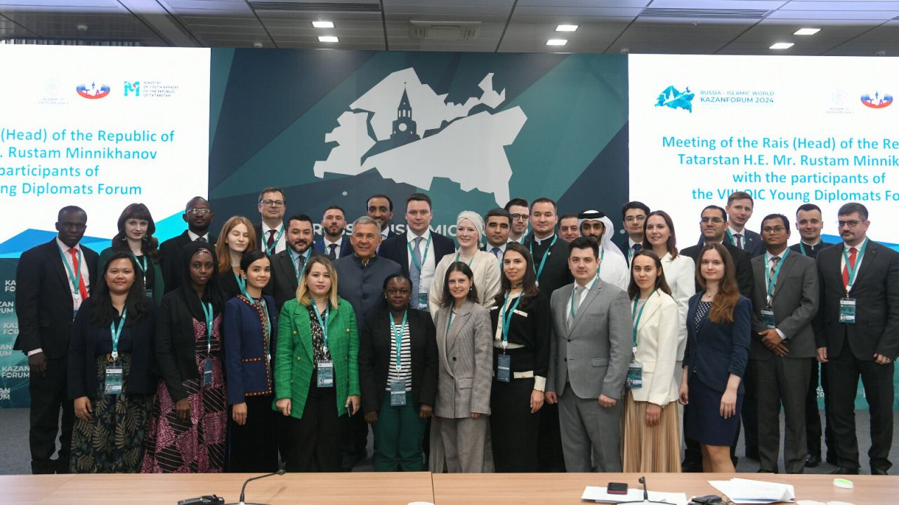 Рустам Минниханов встретился с молодыми дипломатами на KazanForum 2024