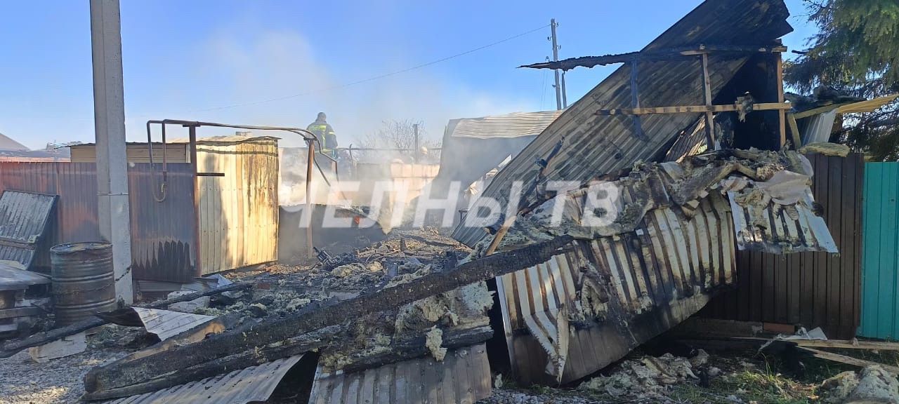 ЧП под Челнами: в Тукаевском районе сгорели два жилых дома и гараж с тремя авто