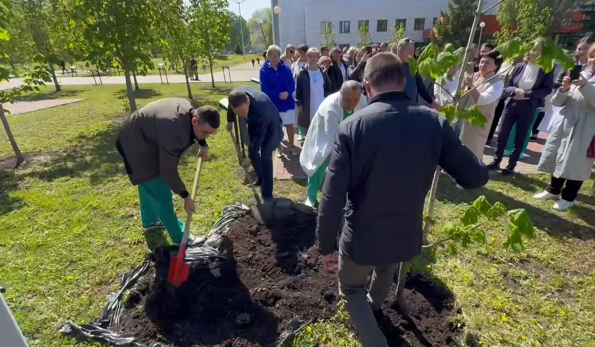 В честь заслуженных работников БСМП Челнов посадили деревья