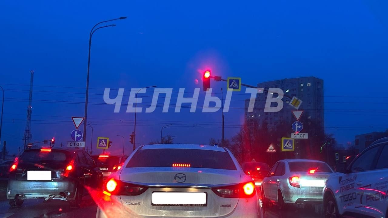 В Челнах временно отключат светофор на пересечении набережной Тукая и улицы Батенчука
