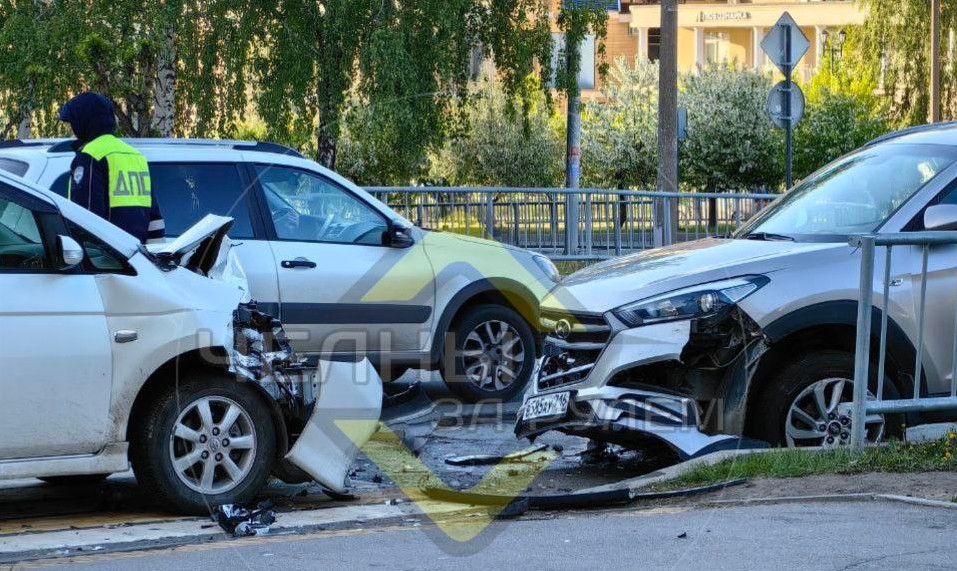 В Набережных Челнах столкнулись две иномарки