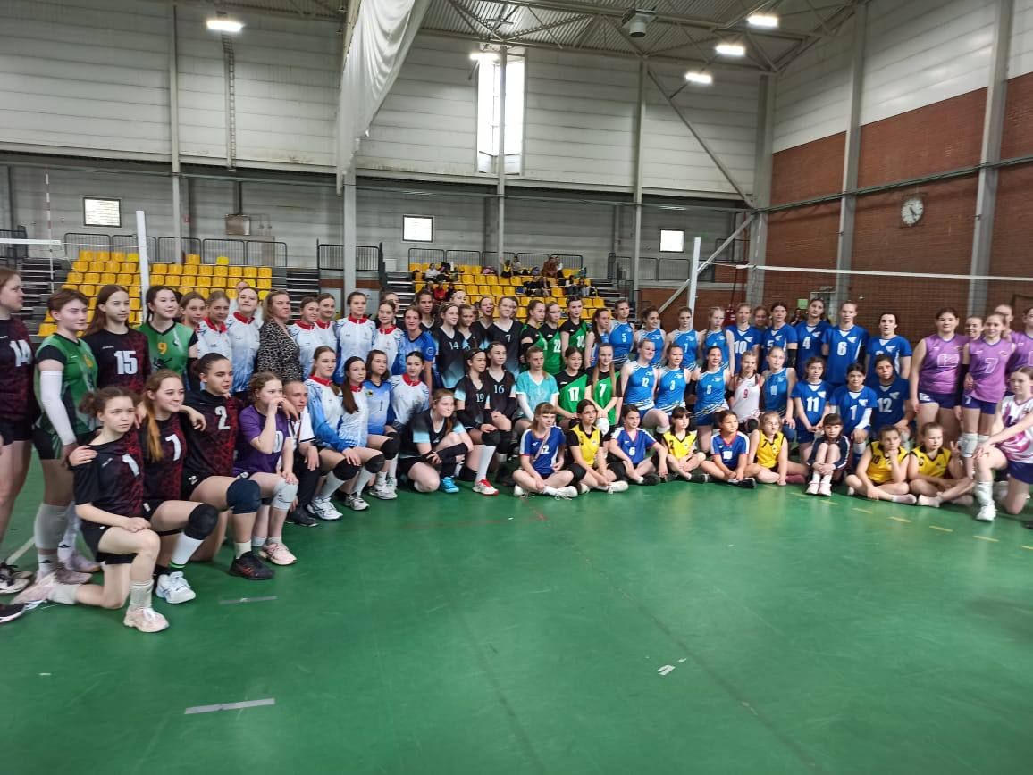 Воллейболистки из Челнов заняли первое место в межрегиональном турнире по волейболу