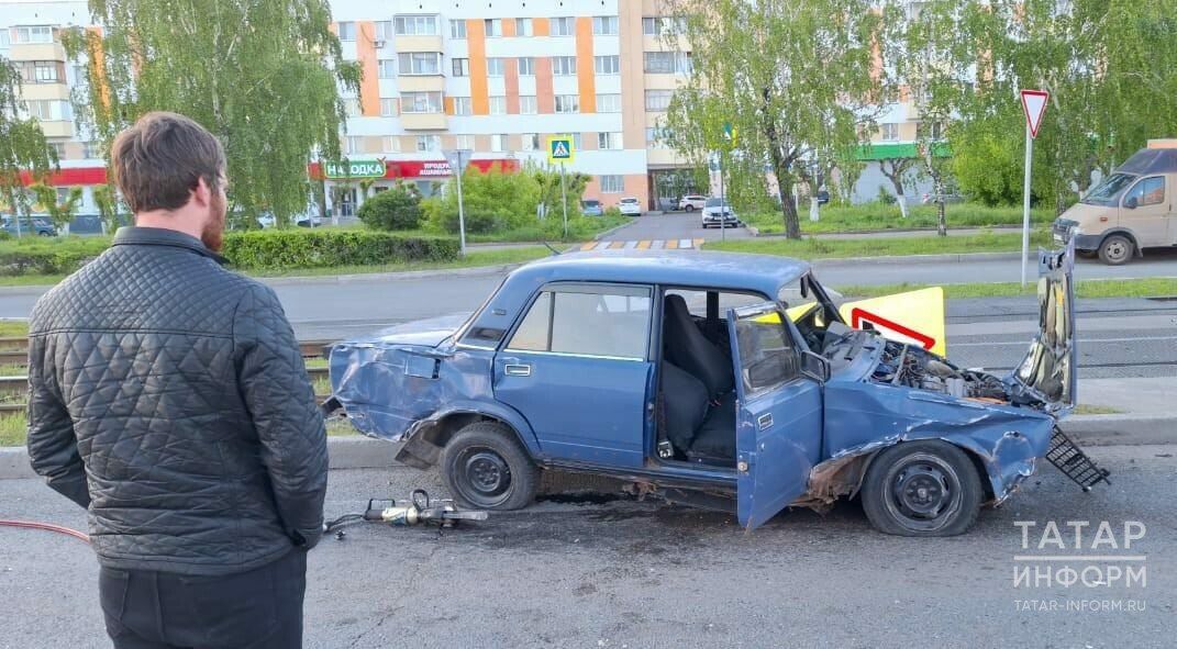 В Набережных Челнах водитель на «Жигули» влетел в столб