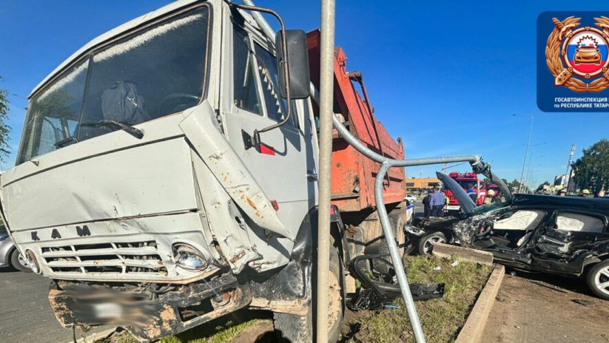 Водитель легкового автомобиля погиб в ДТП на пересечении улиц в Нижнекамске