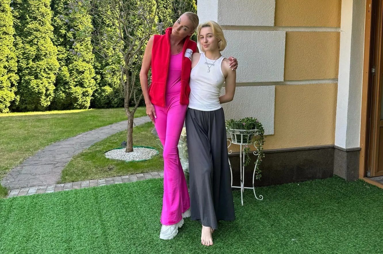 Анастасия Волочкова показала фотографию со своей 18-летней дочерью Ариадной в загородном доме