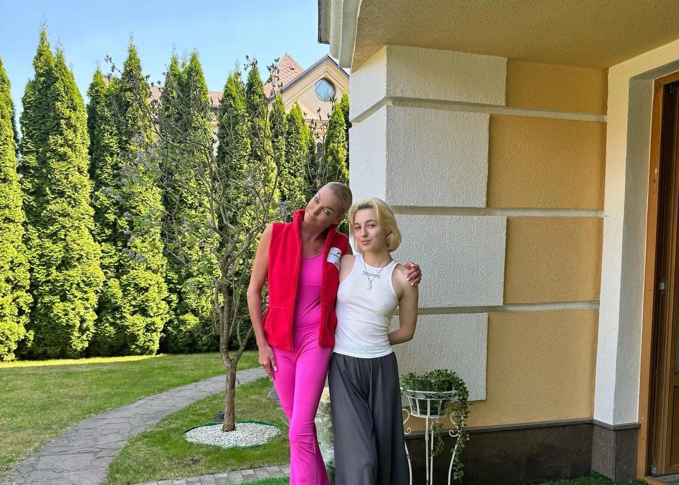 Анастасия Волочкова показала фотографию со своей 18-летней дочерью Ариадной в загородном доме
