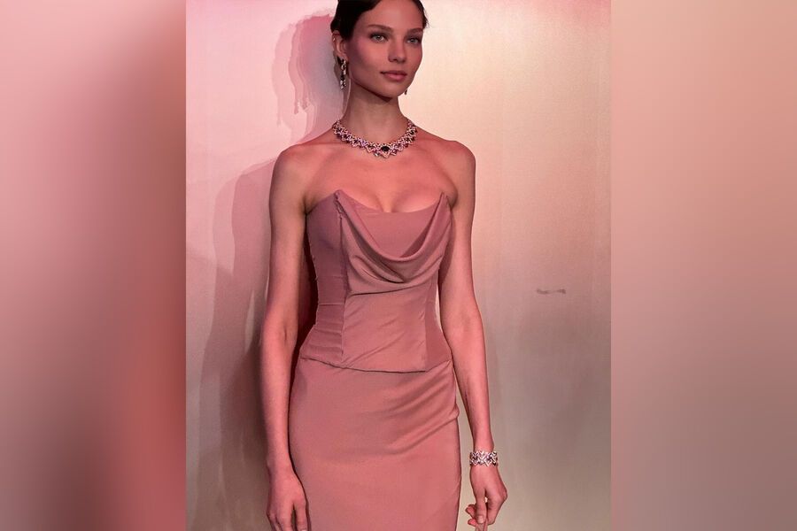 Алеся Кафельникова вернулась на подиум в Риме в эффектном корсетном платье