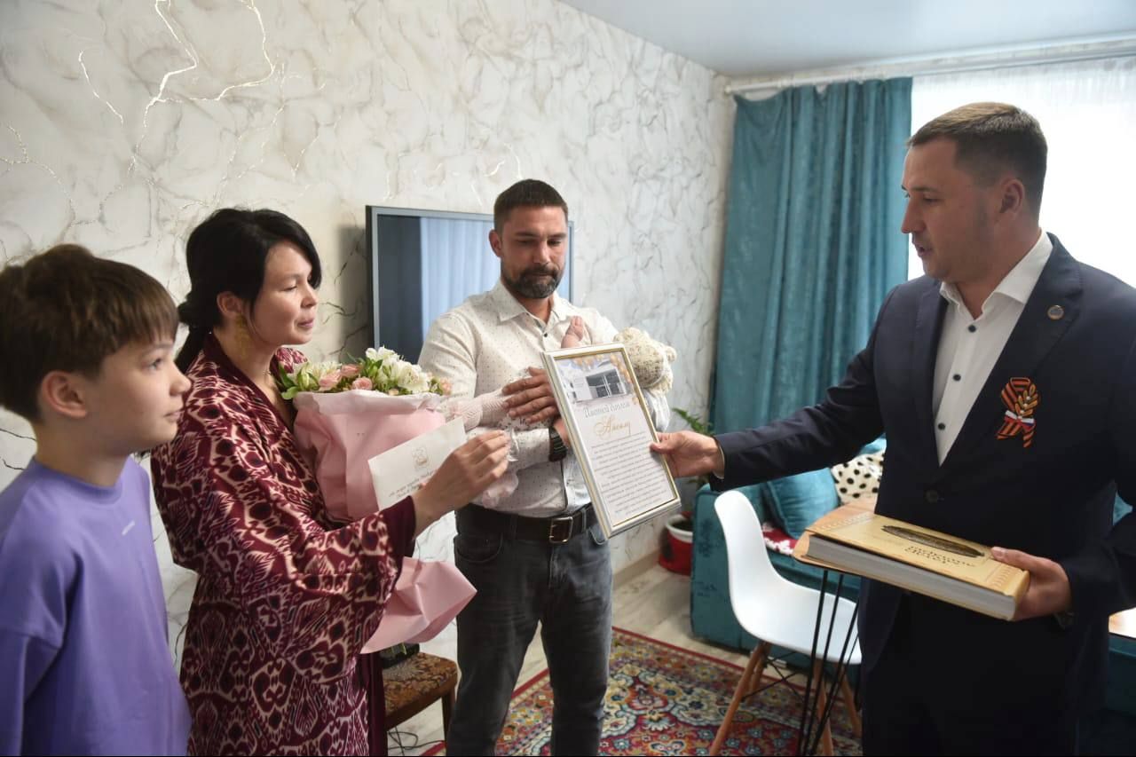 Власти Челнов поздравили семью бойца СВО с рождением дочери