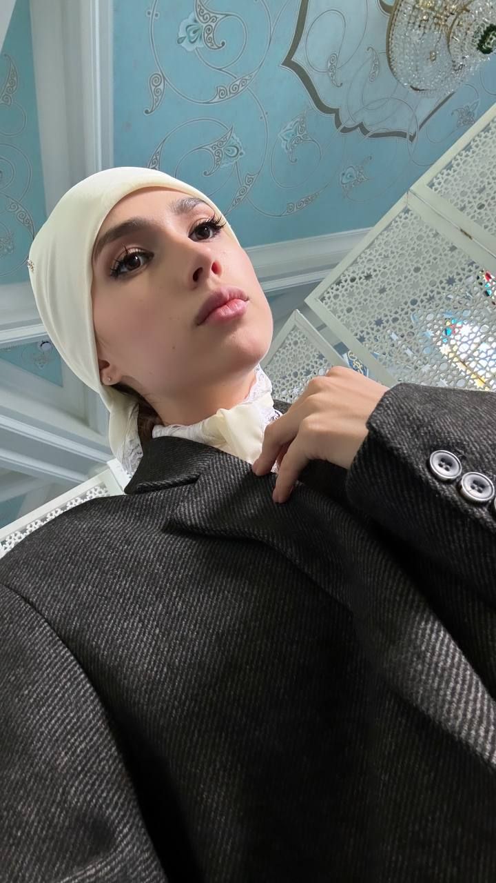 Фигуристка Алина Загитова побывала в мечети Кул Шариф в Казани — фото