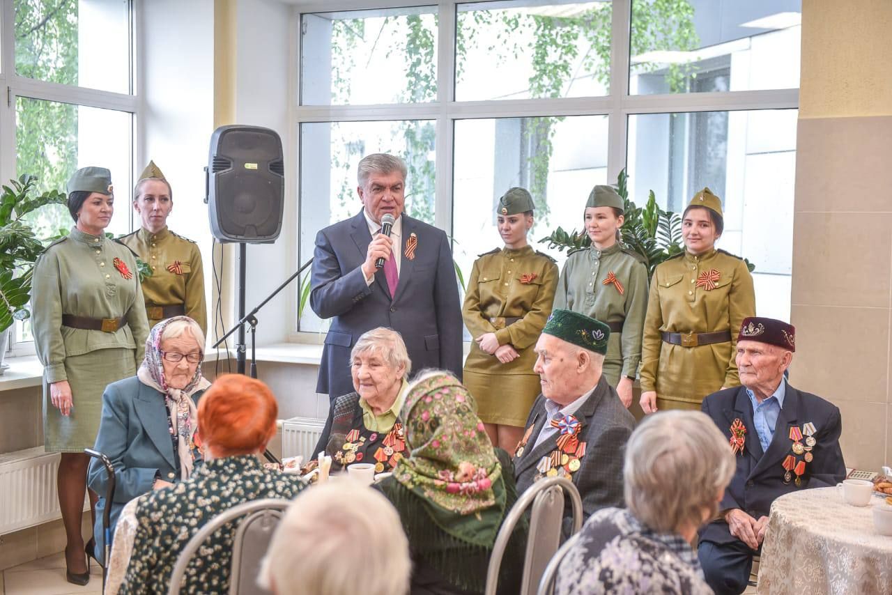 Мэр Челнов посетил госпиталь для ветеранов войн и поздравил с Днем Победы