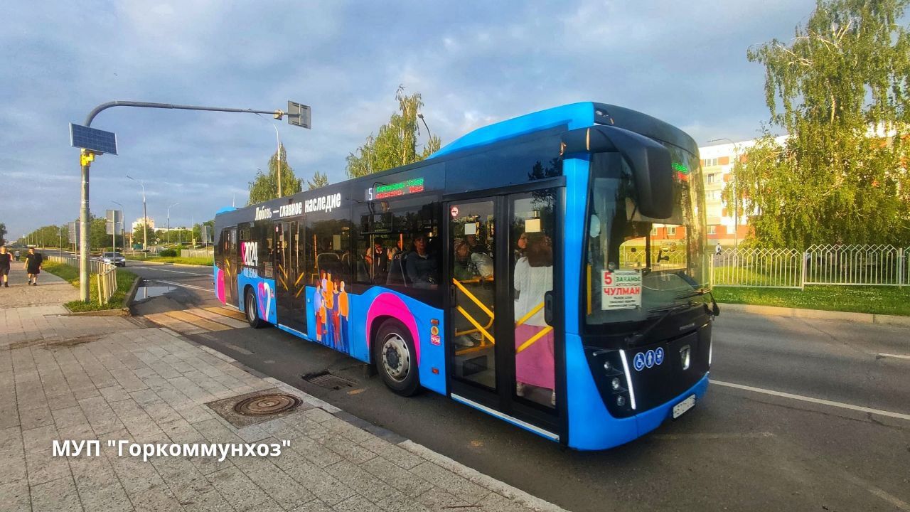 В Челнах начали курсировать автобусы, украшенные в честь Года семьи