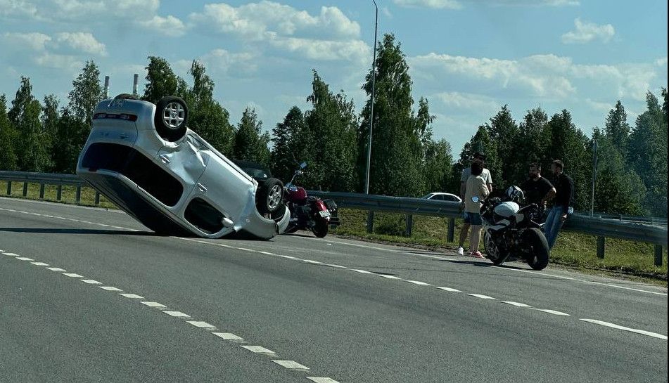 В Набережных Челнах на кольце перевернулась легковушка