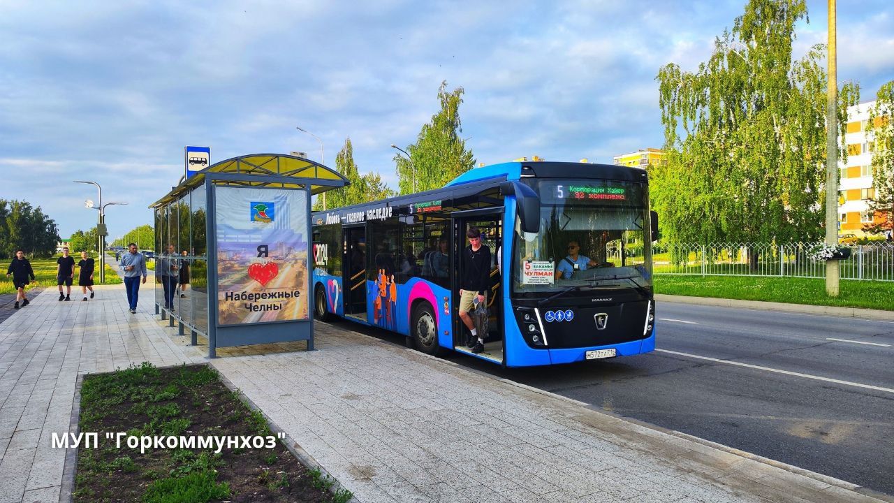 В Челнах начали курсировать автобусы, украшенные в честь Года семьи