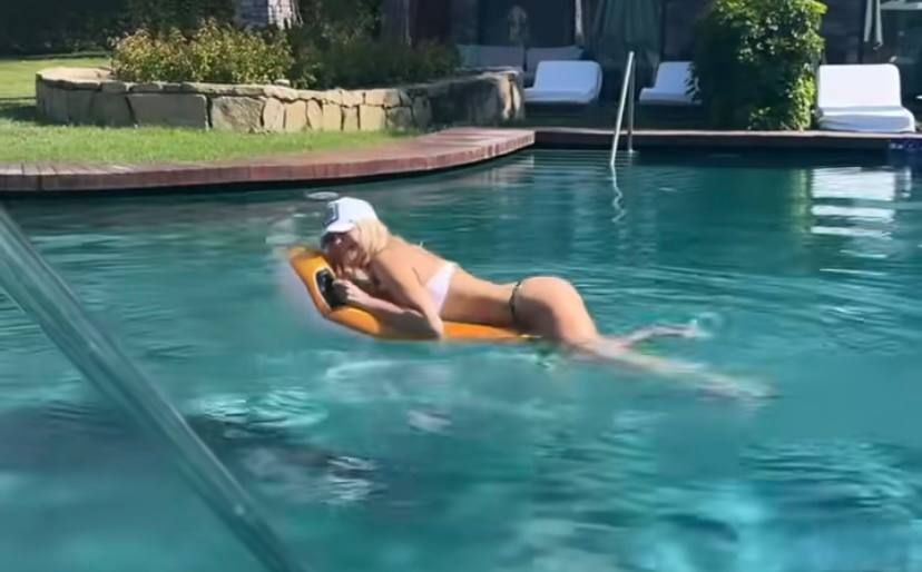 Актриса Наталья Рудова показала себя в бикини в бассейне