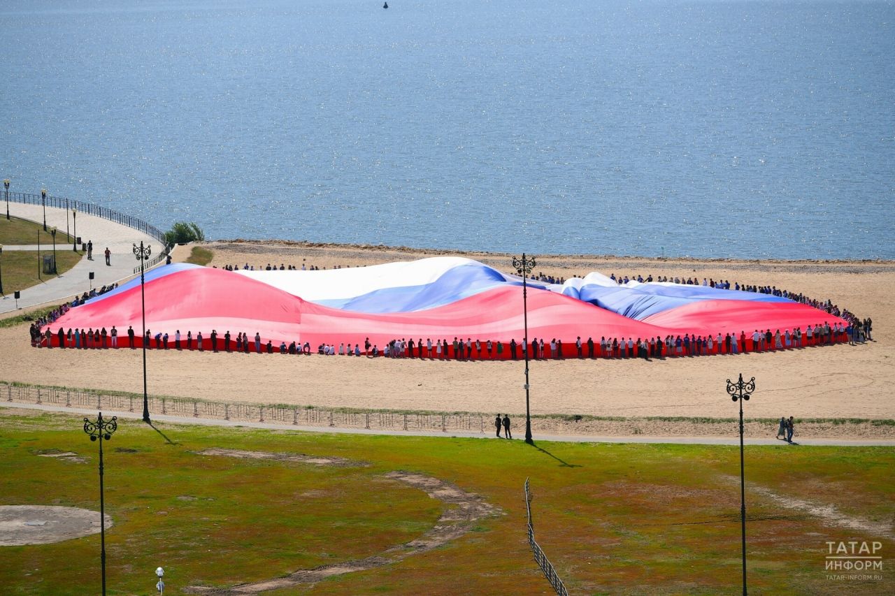 В Казани у «Чаши» развернули самый большой флаг России