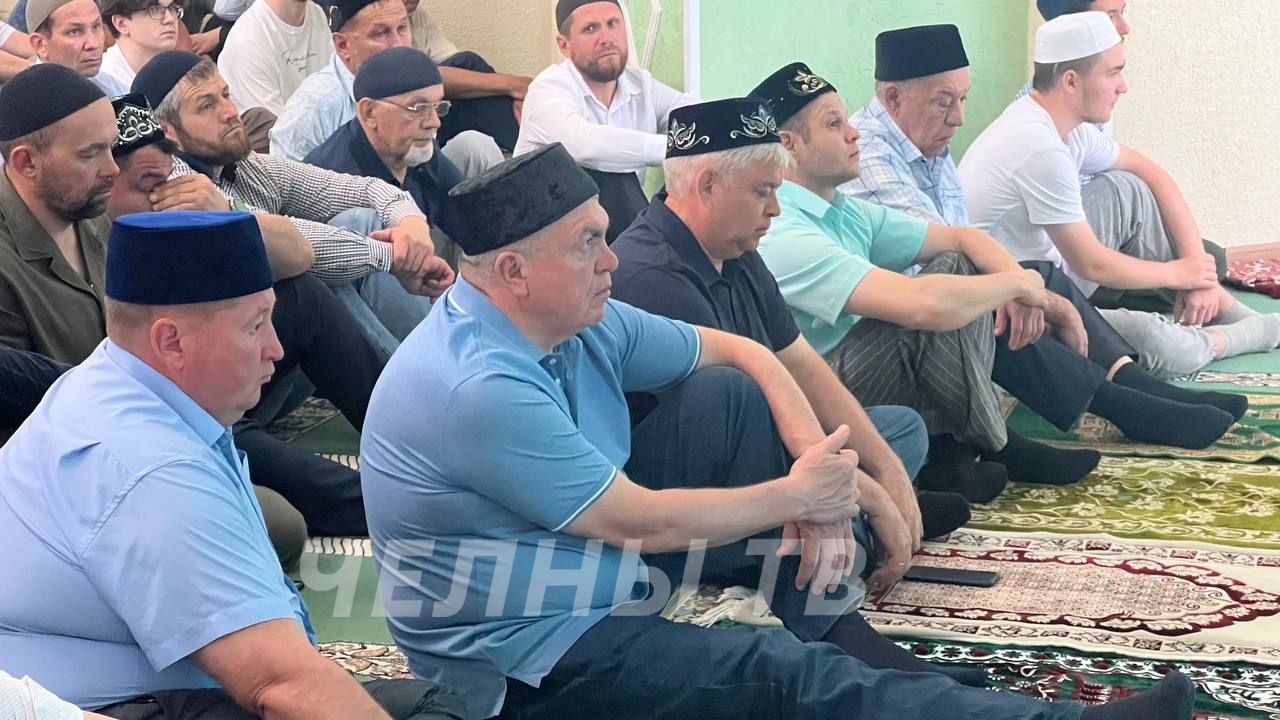 Мэр Набережных Челнов принял участие в утренней молитве и посетил место жертвоприношения
