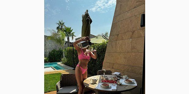 Светлана Бондарчук продемонстрировала фигуру в ярко-розовом купальнике