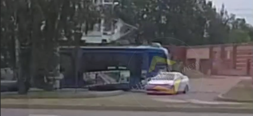 Появилось видео аварии, где трамвай протаранил легковушку в Челнах
