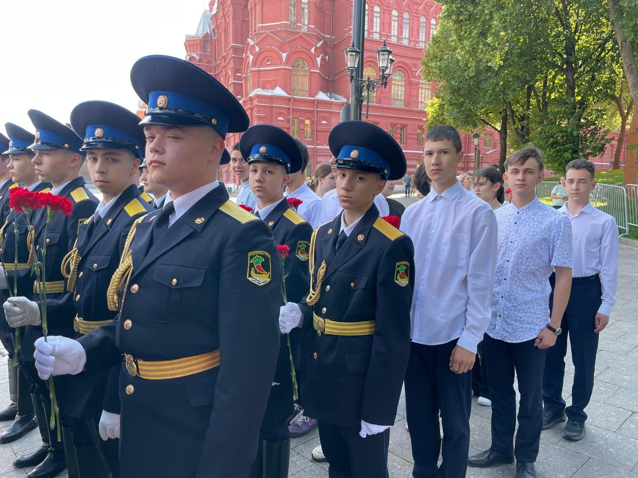 Челнинские учащиеся возложили венки и цветы к Могиле Неизвестного Солдата в Москве