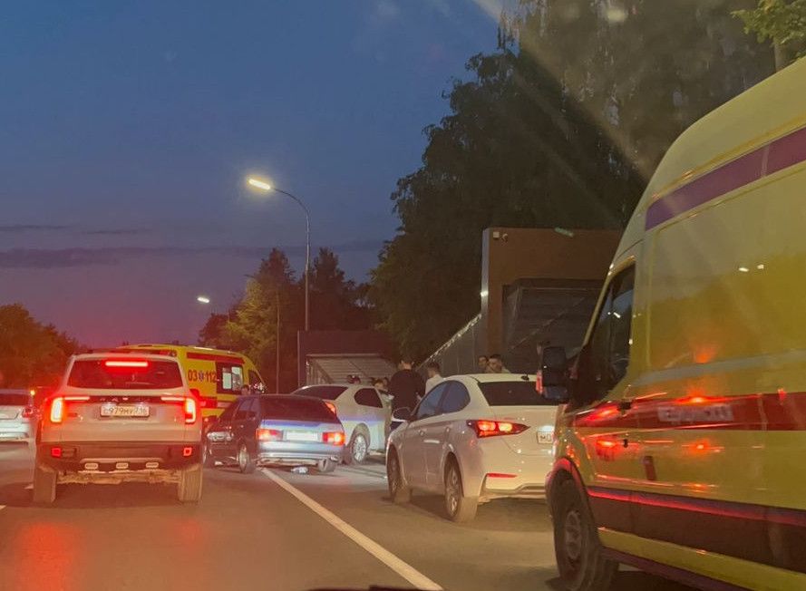 В Набережных Челнах произошло массовое ДТП, приехали две скорые машины