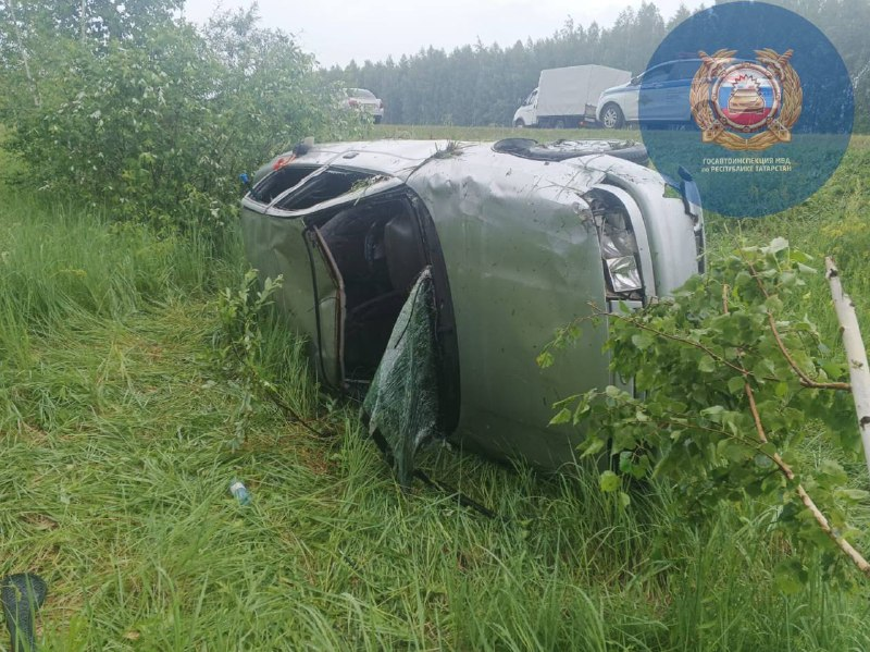 Непристегнутый водитель погиб, вылетев из автомобиля при опрокидывании в кювет в Татарстане