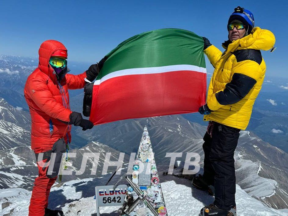 «Сквозь тернии к звездам»: группа из Челнов покорила вершину с чак-чаком и татарским флагом