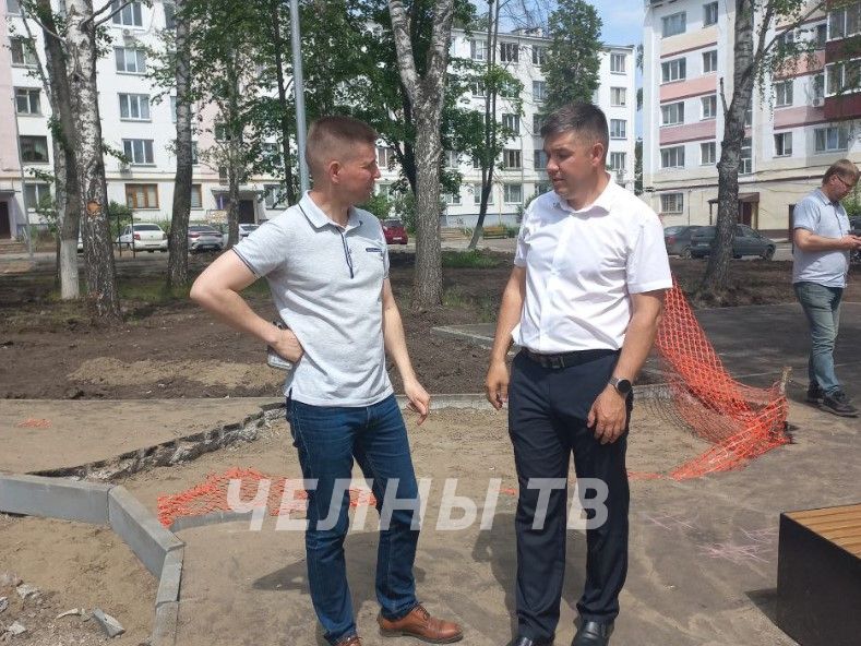 В Челнах глава Комсомольского района осмотрел двор пятого комплекса