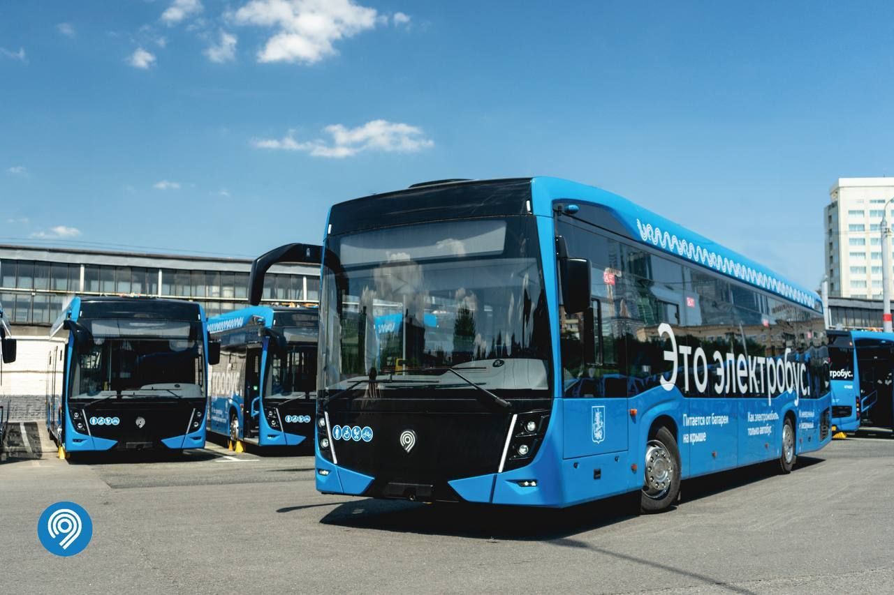 В Москву поступили более 60 электробусов КАМАЗ с обновленным дизайном