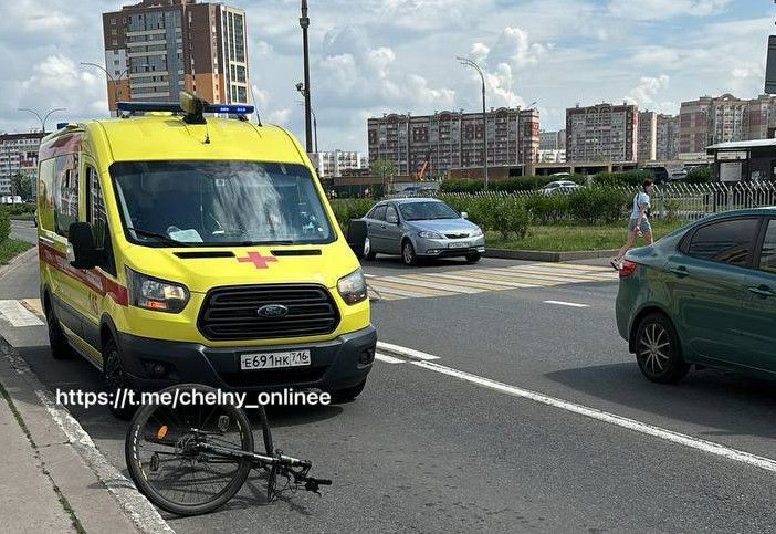 В Набережных Челнах на «зебре» сбили велосипедиста
