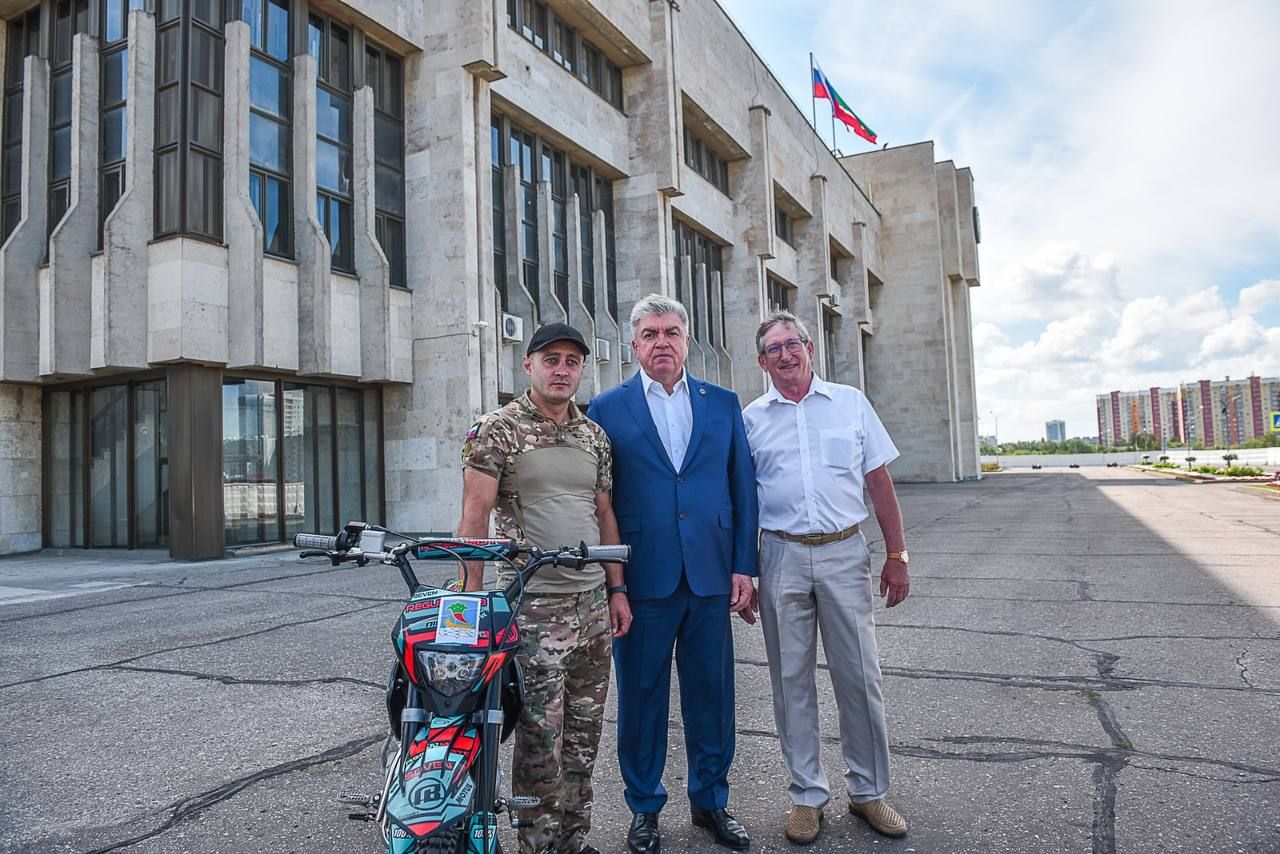 Мэр Набережных Челнов передал мотоцикл воинской части для боевых задач
