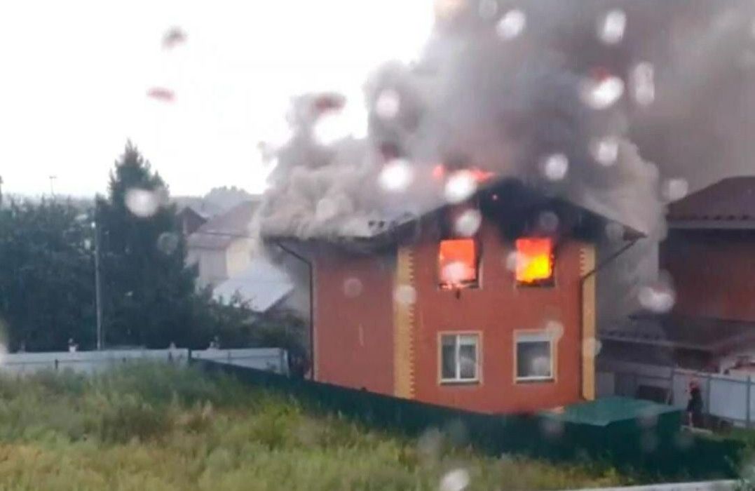 От удара молнии в Татарстане загорелся частный дом