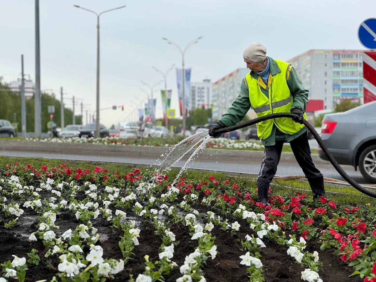 Мэрия Набережных Челнов поздравила работников МУП с днем флориста