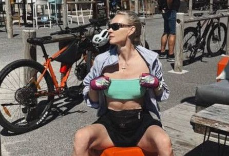 Актриса Светлана Ходченкова показала свою спортивную фигуру в топе и шортах