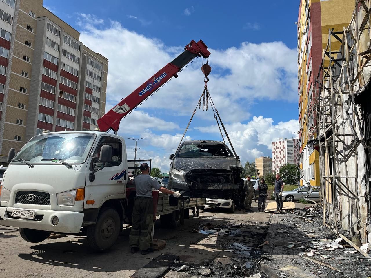 Появились кадры сгоревшего магазина и автомобиля в Челнах