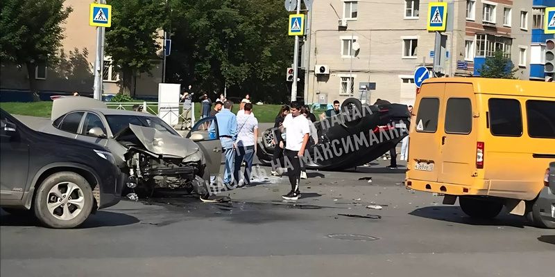 Беременная женщина пострадала в перевернувшемся автомобиле в Казани