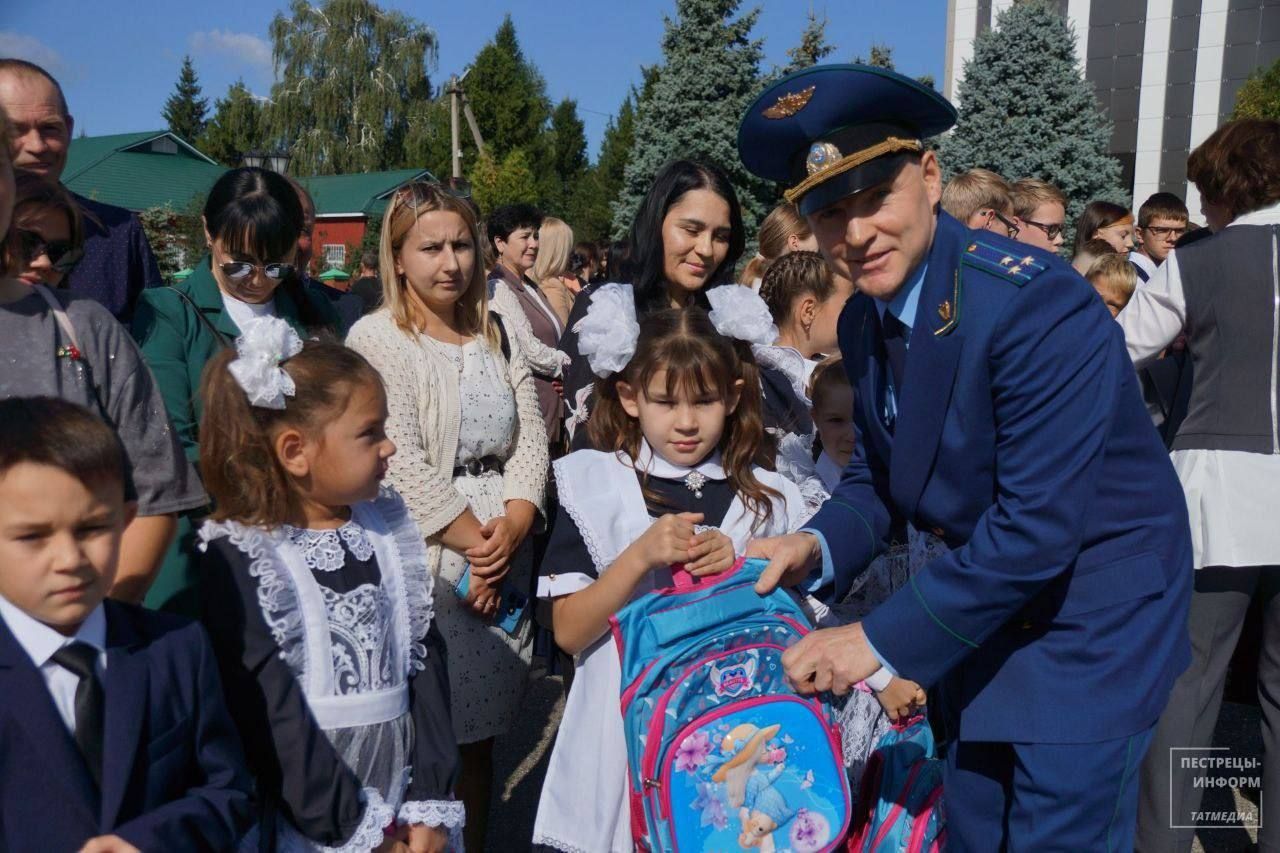 В Татарстане сотрудники прокуратуры приняли участие в ежегодной акции «Помоги собраться в школу»