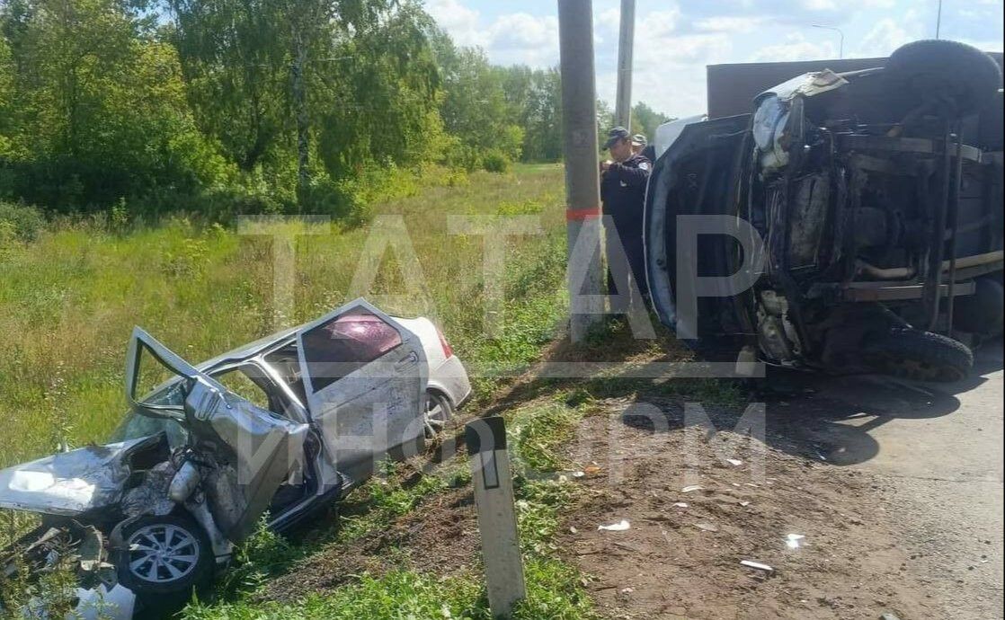 В Татарстане женщина-водитель пострадала в массовом ДТП: машина улетела в кювет