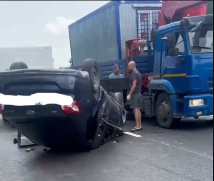 В Казани «Гранта» перевернулась после столкновения с легковушкой