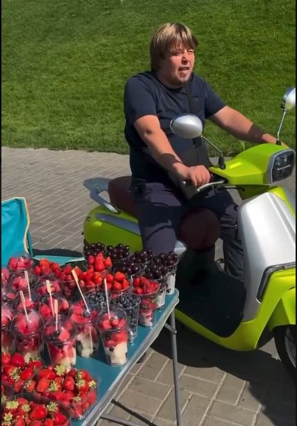 Скандальный блогер Марат Клубника организовал продажу скутеров под Казанским Кремлем