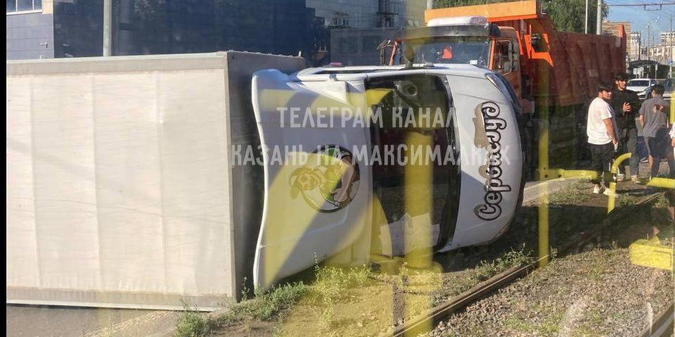 В Казани при ДТП перевернулся грузовик