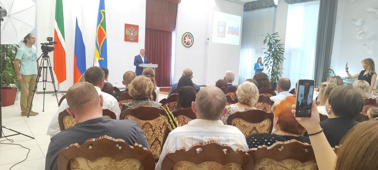 Первый шаг во взрослую жизнь: во Дворце торжеств прошло вручение паспортов юным челнинцам