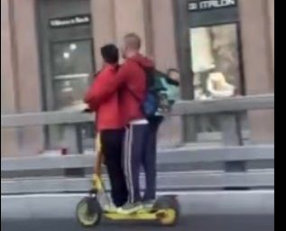 В Москве оштрафовали семью за езду на электросамокате с младенцем