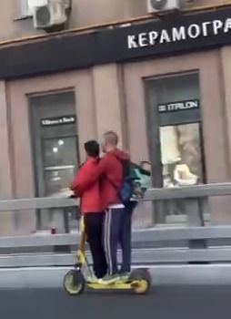 В Москве оштрафовали семью за езду на электросамокате с младенцем