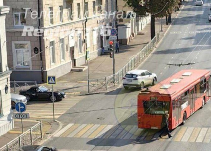 В Казани автобус столкнулся с легковым автомобилем, есть пострадавшие