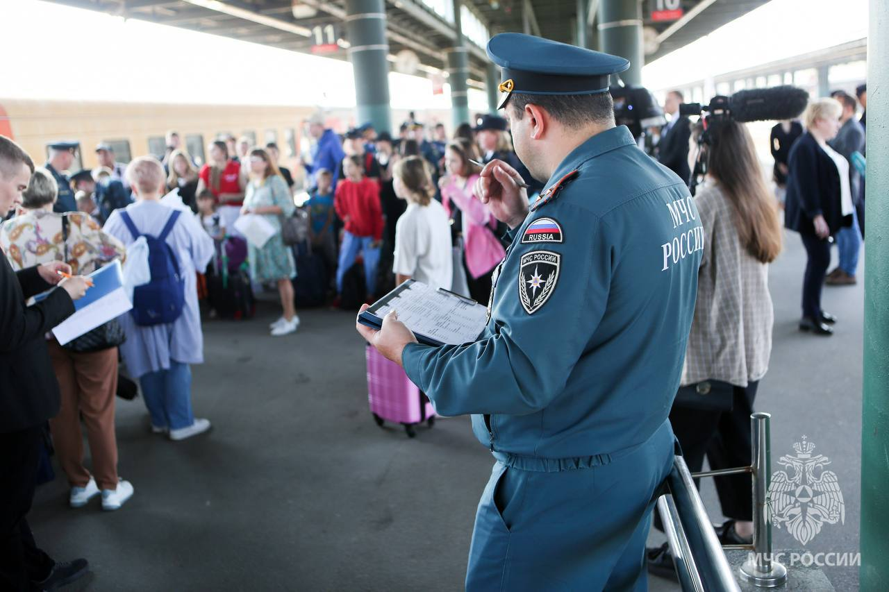 Больше 100 детей были доставлены из Курской области в Санкт-Петербург: МЧС РФ