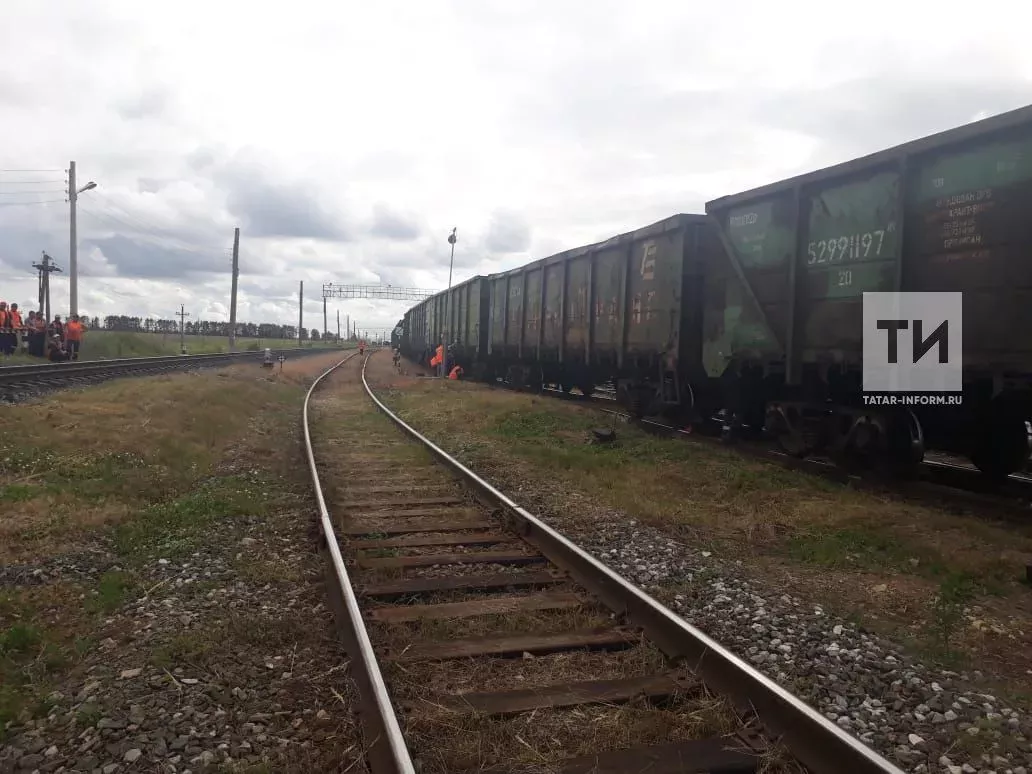 В Татарстане грузовой поезд сошел с рельс